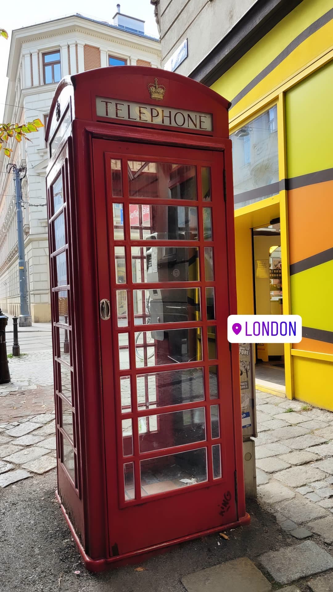 תא טלפון אדום בווינה עם סטיקר LONDON