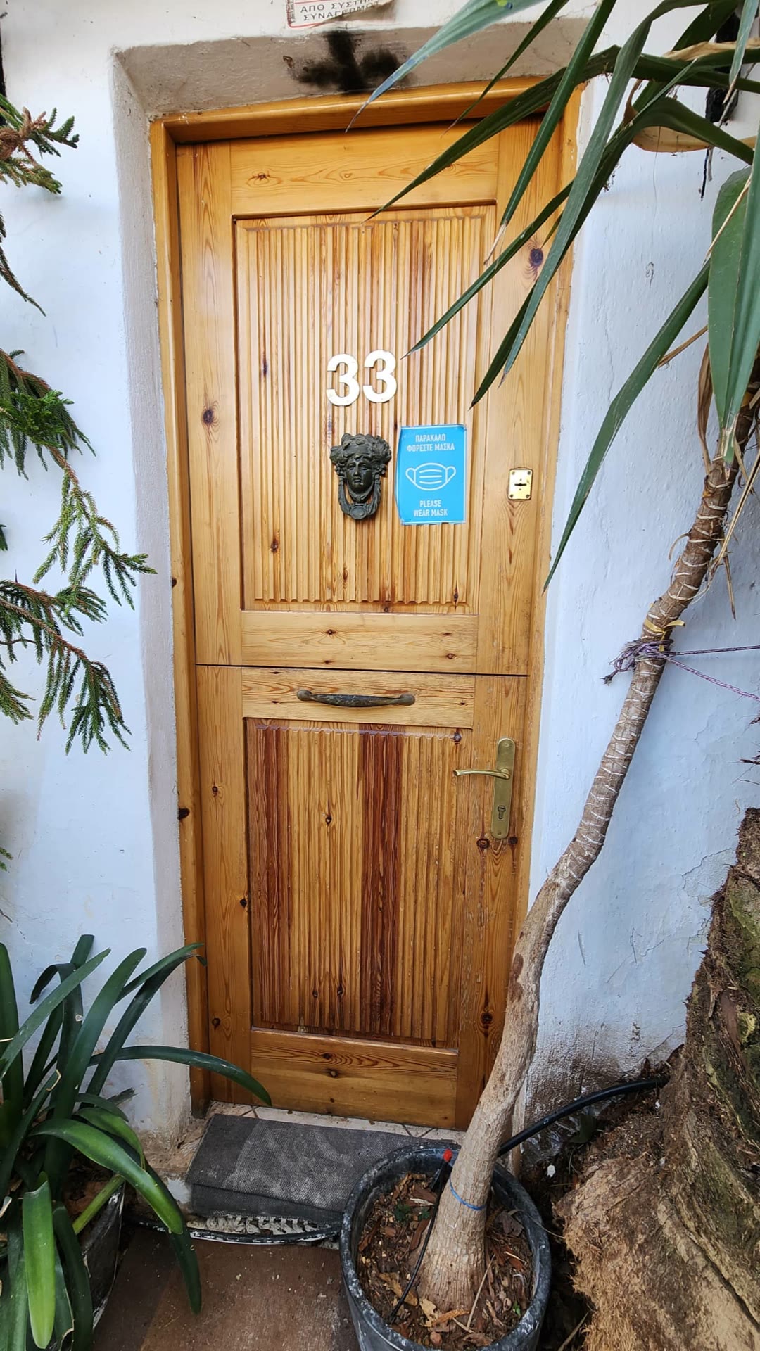 דלת כניסה מספר 33 בסמטה באתונה