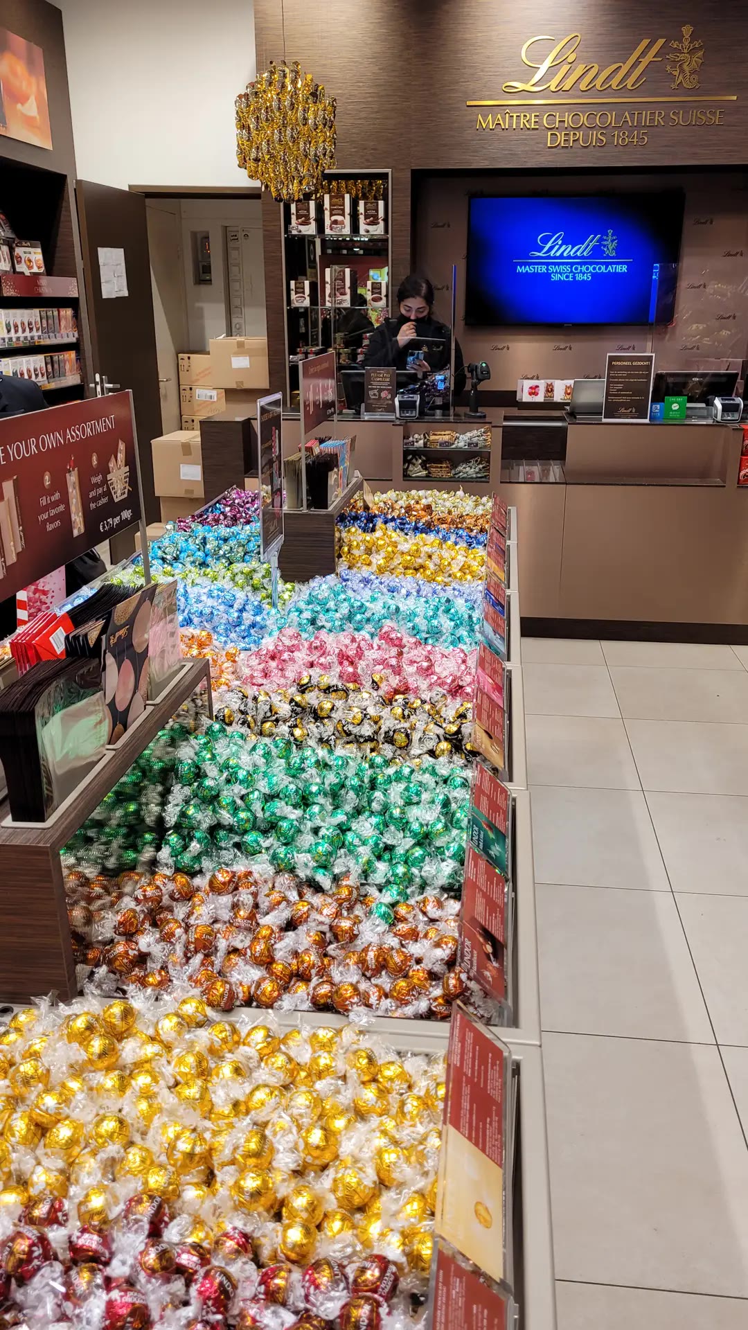 חנות Lindt באמסטרדם – מלא שוקולד משלך