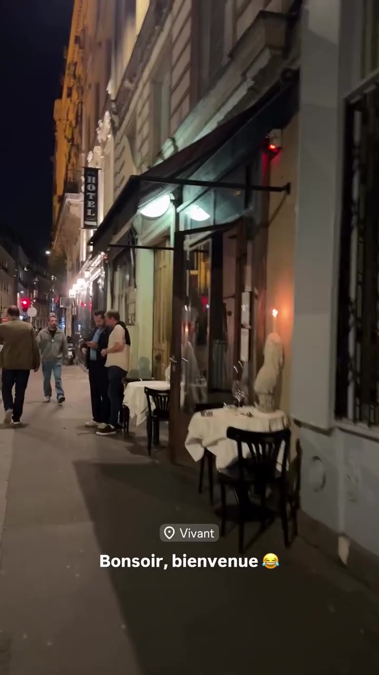 Vivant, rue des Petites Écuries – Paris