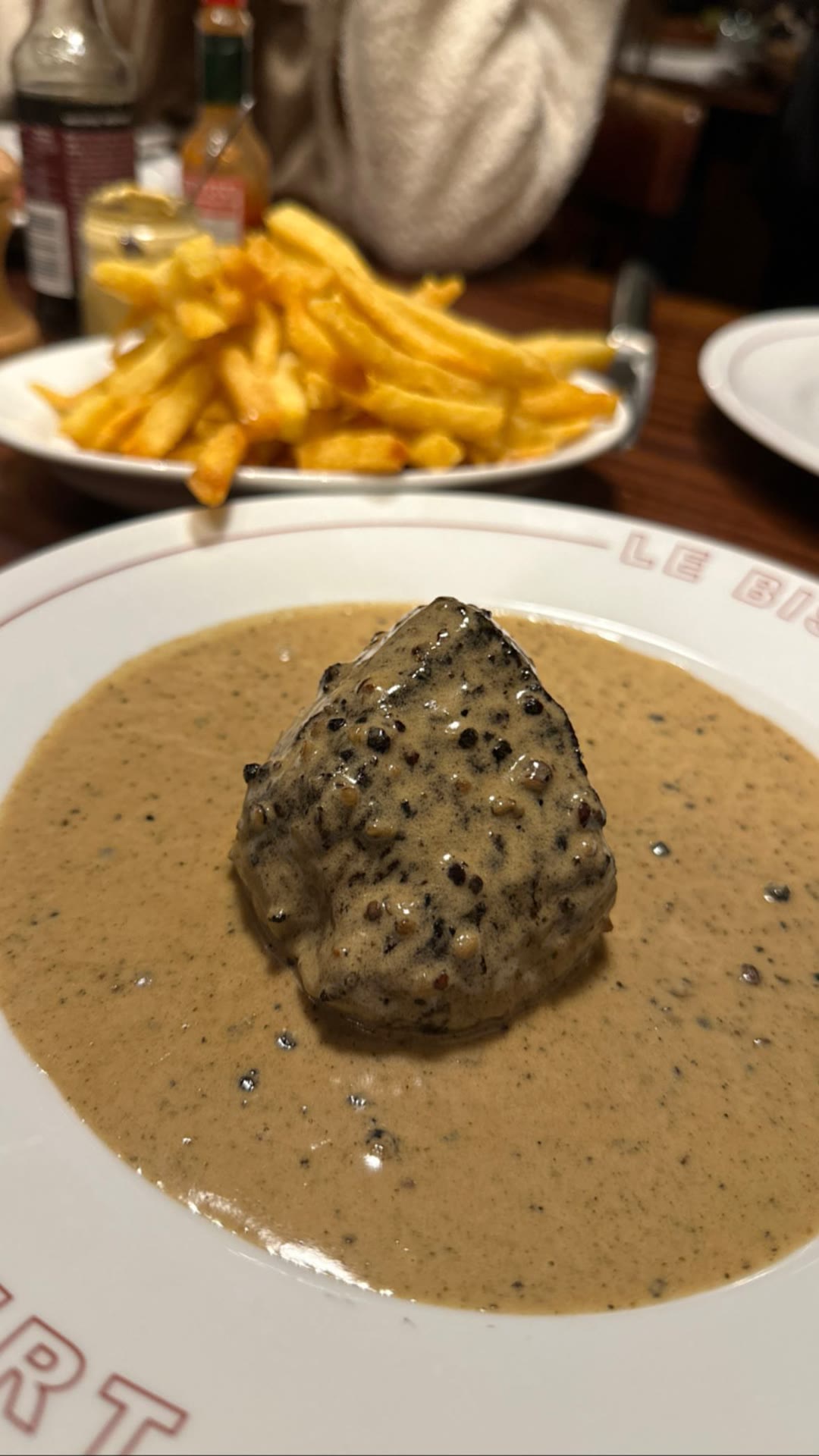 Steak au poivre et frites in Paris