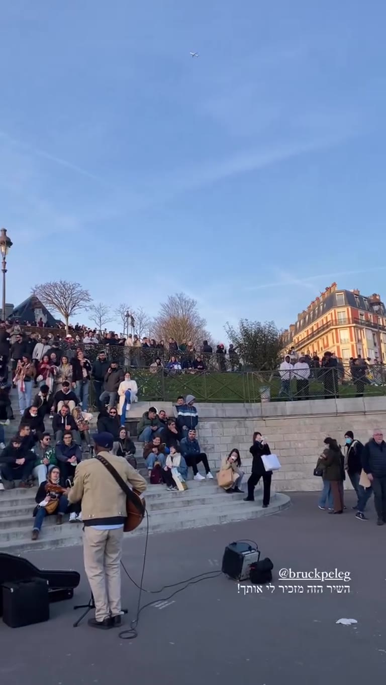 Street musician on the Sacré-Cœur steps, Montmartre