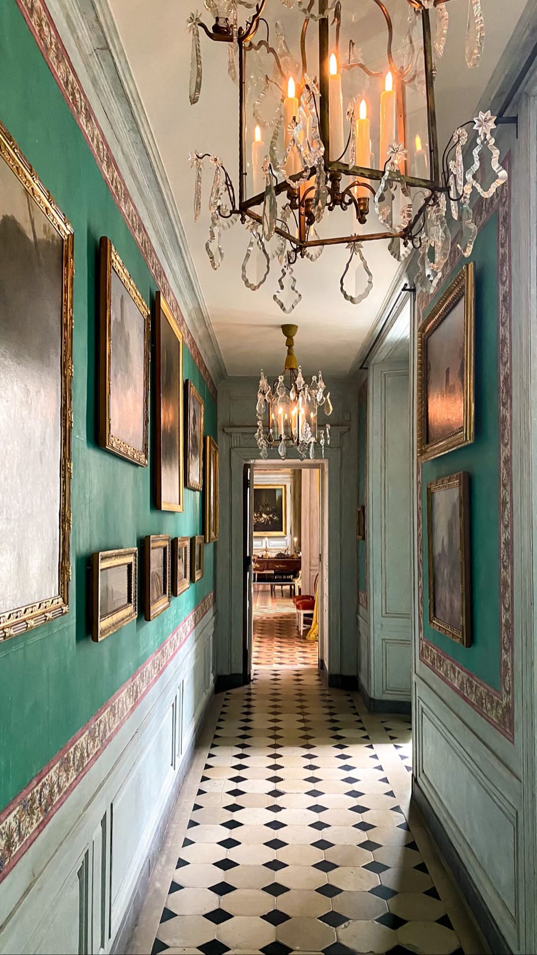Green corridor in a Paris house museum