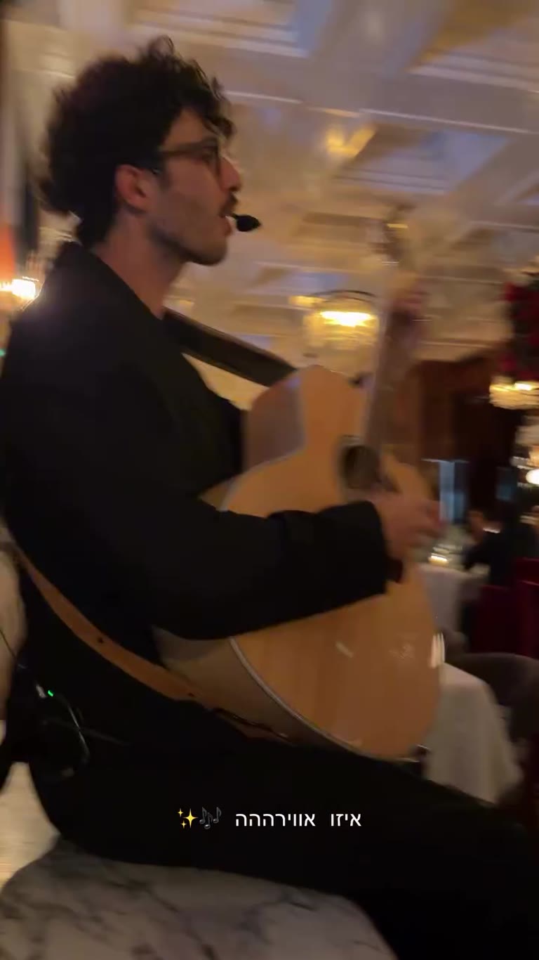 Live guitar and roses at a Paris restaurant