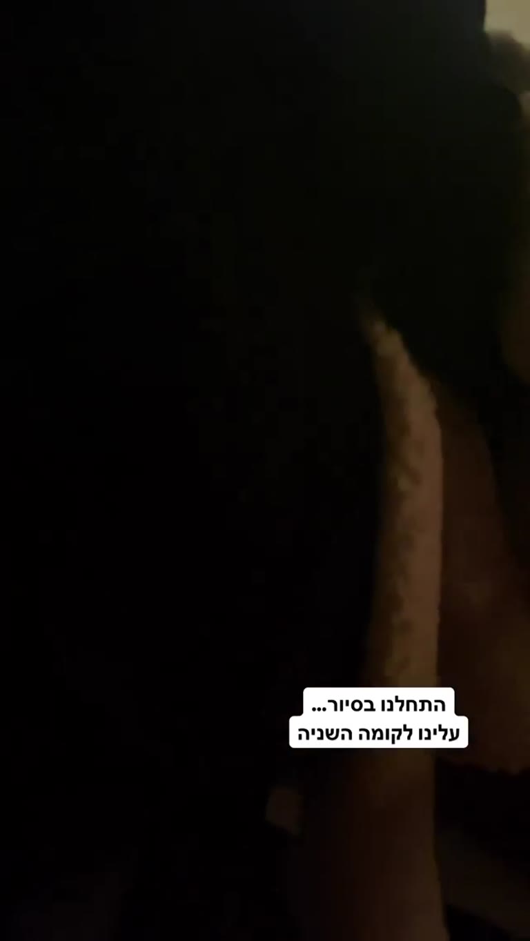 עולים לקומה השנייה במסעדה