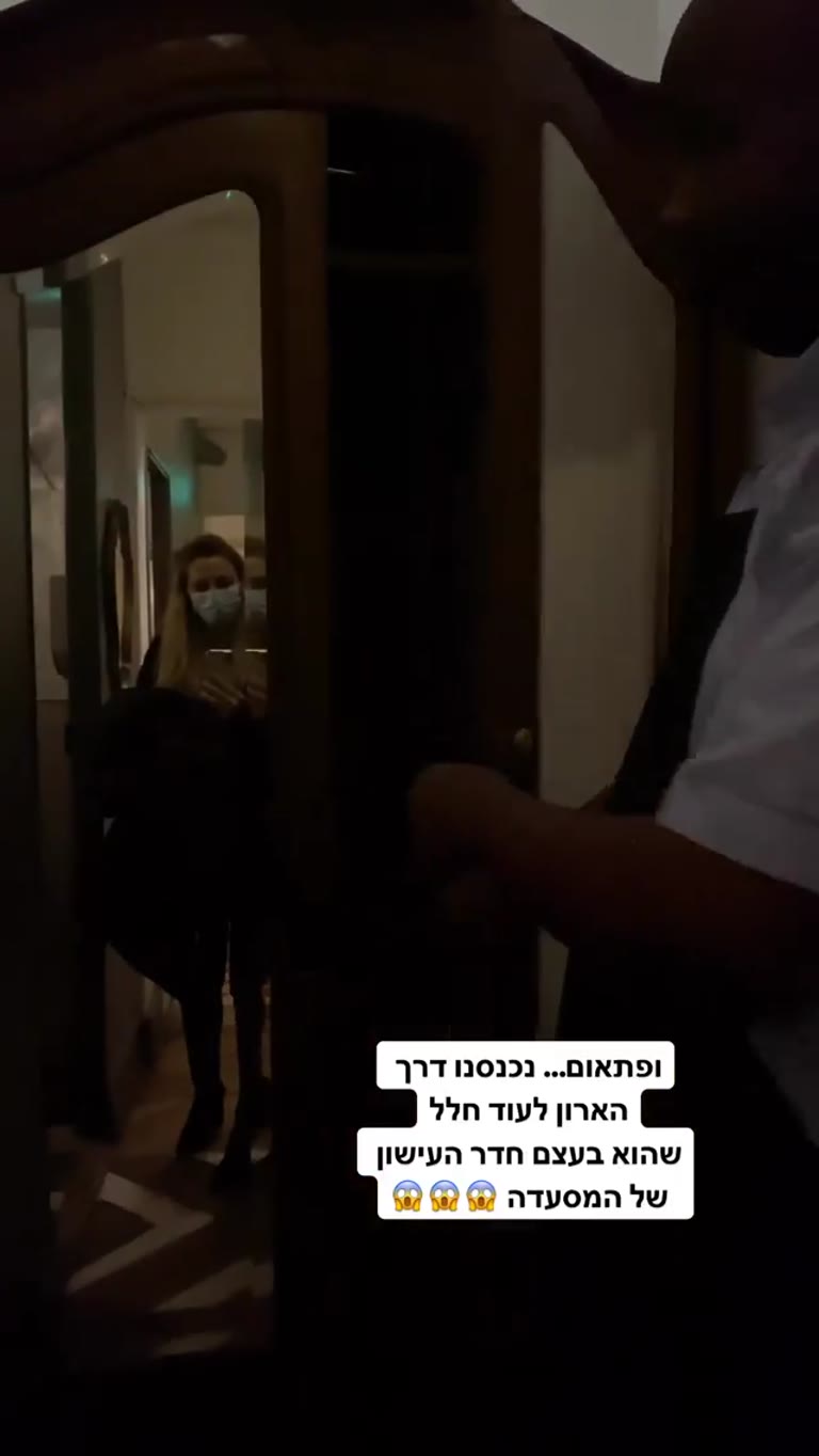 חדר עישון סודי מאחורי ארון במסעדה בפריז