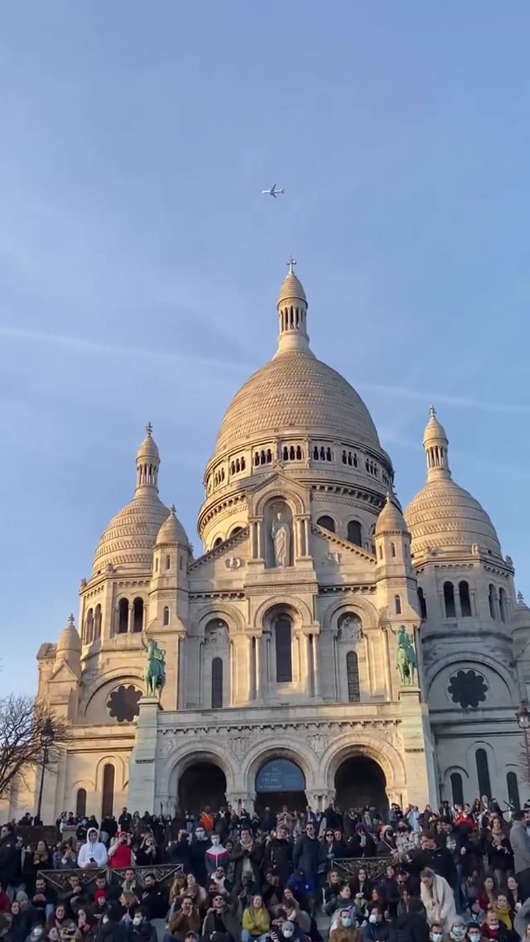 Busker singing Hallelujah on the Sacré-Cœur steps