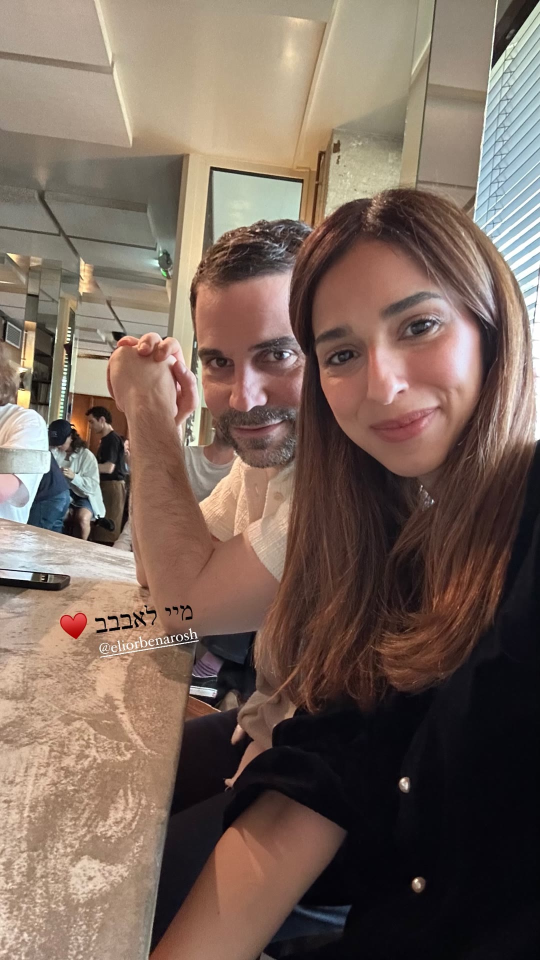 סלפי זוגי בבר של מסעדה