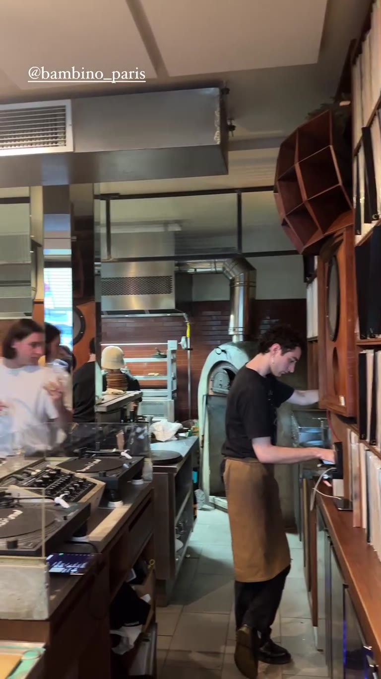 Bambino, Paris — pizza, vinyl and a packed room