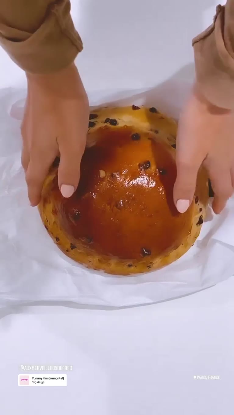 Aux Merveilleux de Fred chocolate brioche, Paris