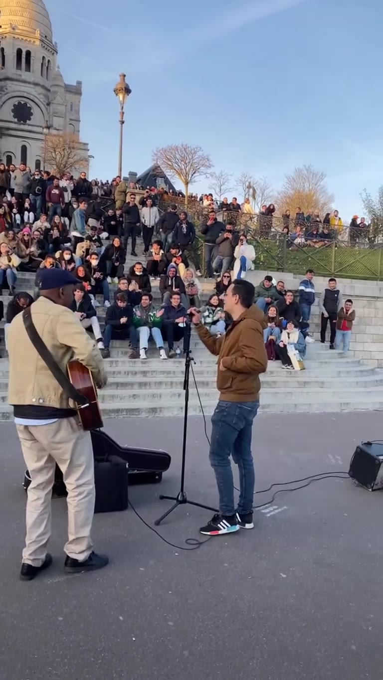 Street singers on the Sacré-Cœur steps, Montmartre