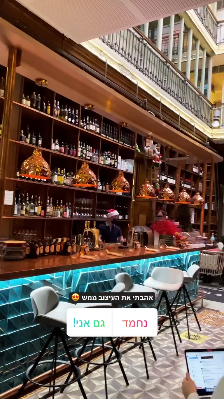 Library-style restaurant in Paris