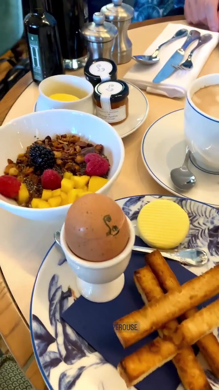 Breakfast at Café Lapérouse, Place de la Concorde