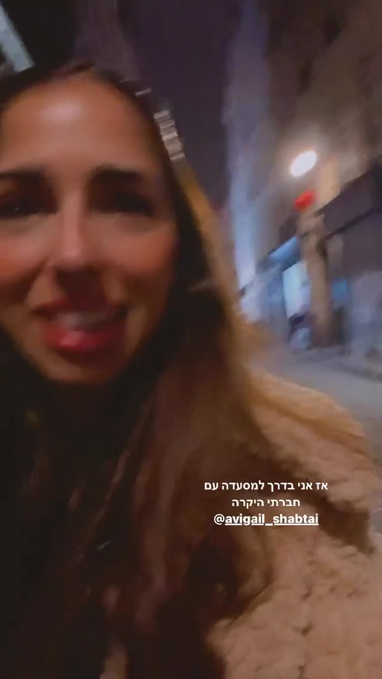 בדרך למסעדה ברחובות פריז בלילה