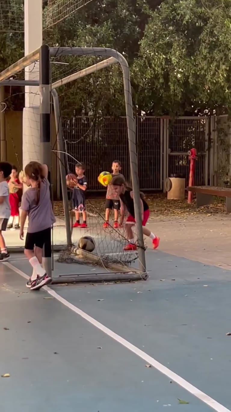 הבת של ליקוש באימון כדורגל