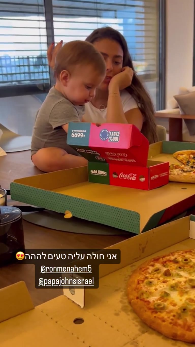 אריה אוכל פיצה של Papa Johns