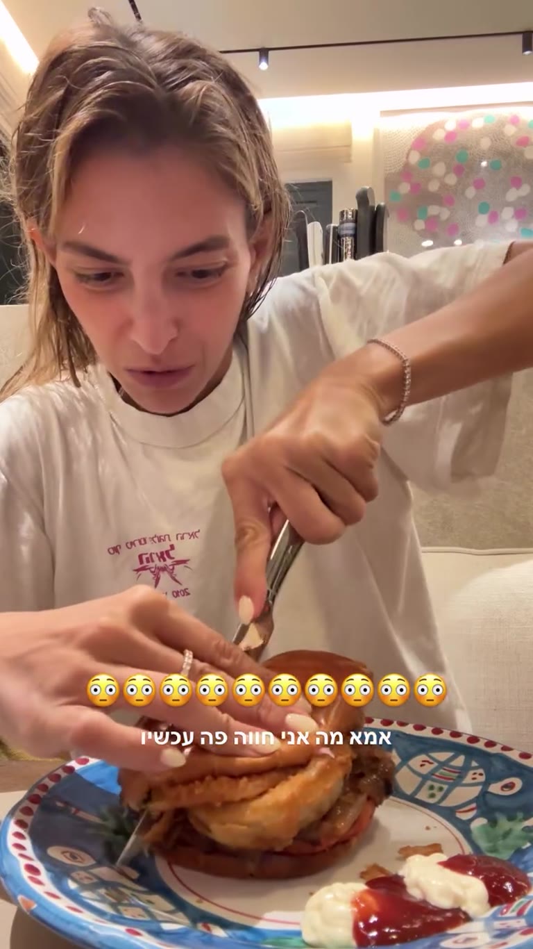 המבורגר ענק עם טבעות בצל – "אמא מה אני חווה פה עכשיו"