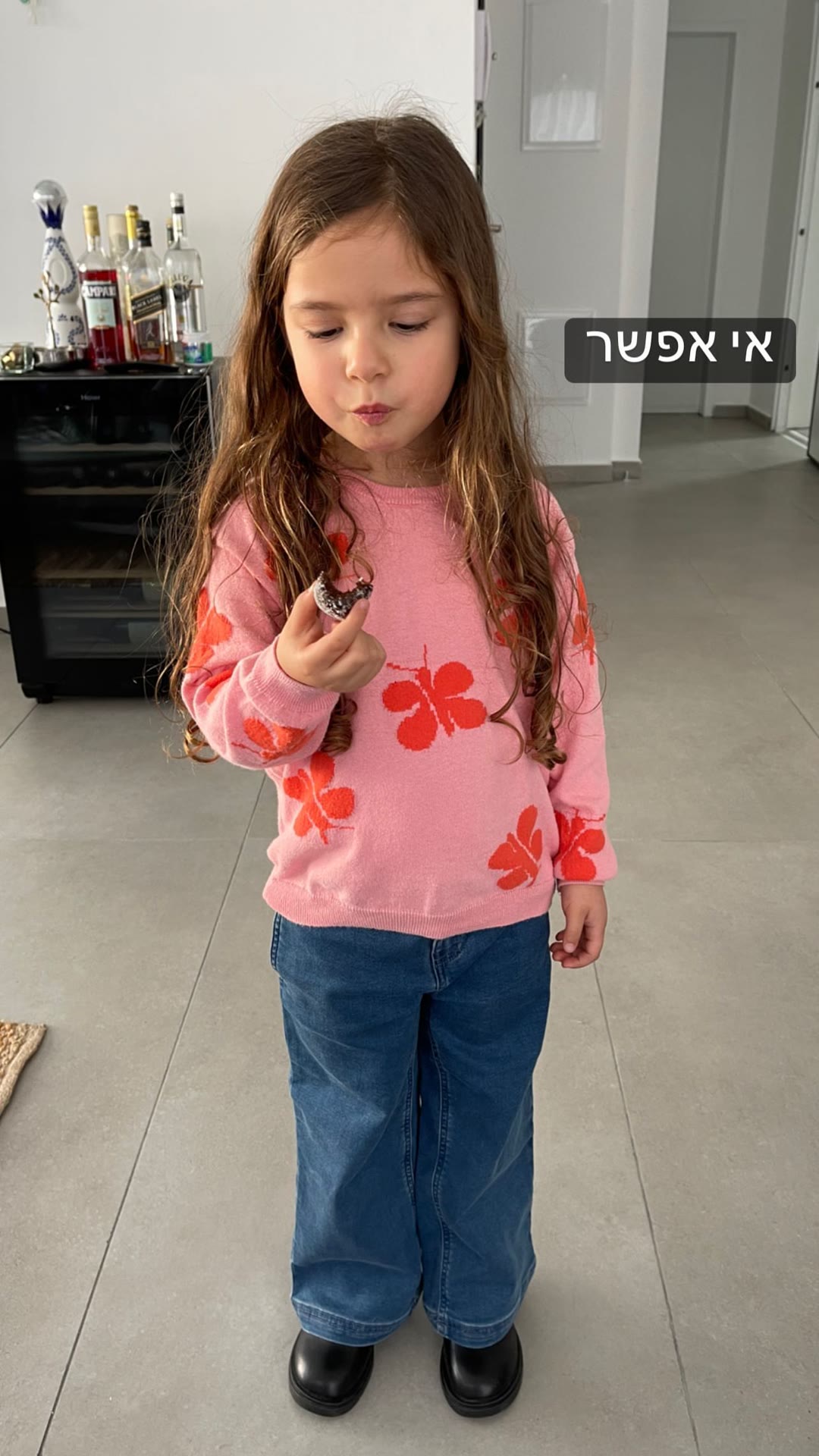 הבת של ליקוש אוכלת עוגיה – "אי אפשר"