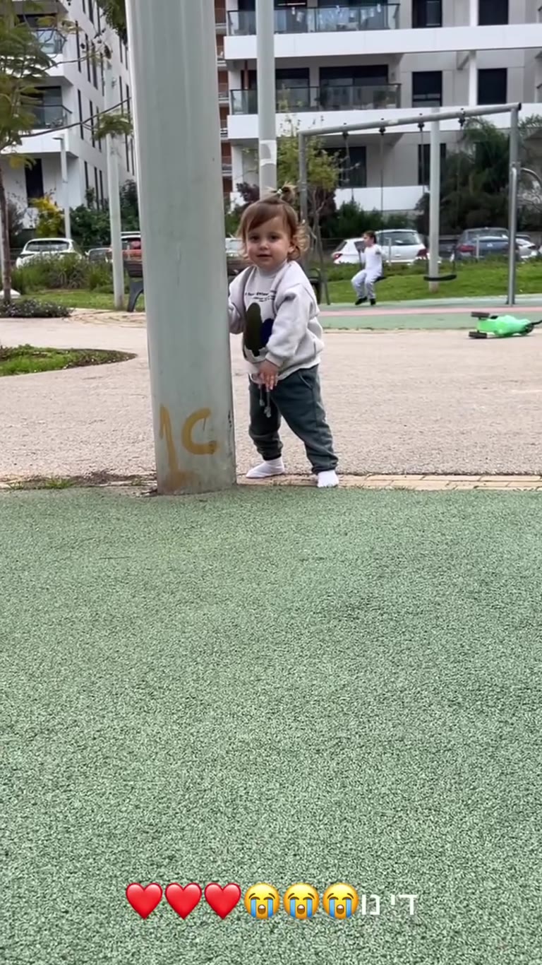 אריאה עושה צעדים ראשונים בגינה