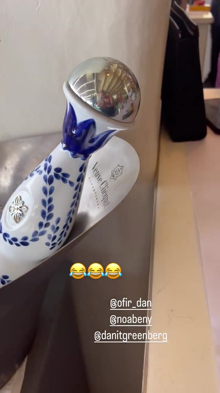 מסיבה במסעדת חוף במיקונוס עם שמפניה