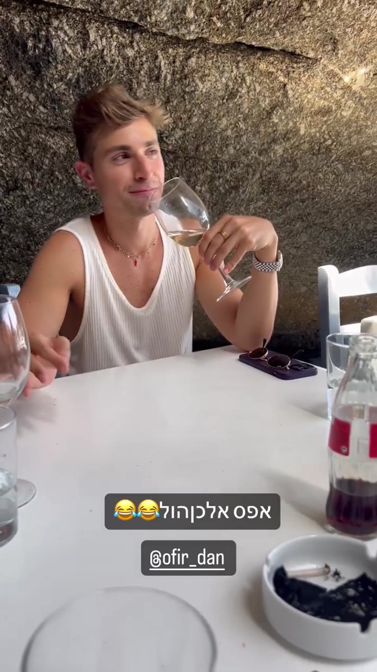 אפס אלכוהול – אופיר דן עם כוס יין