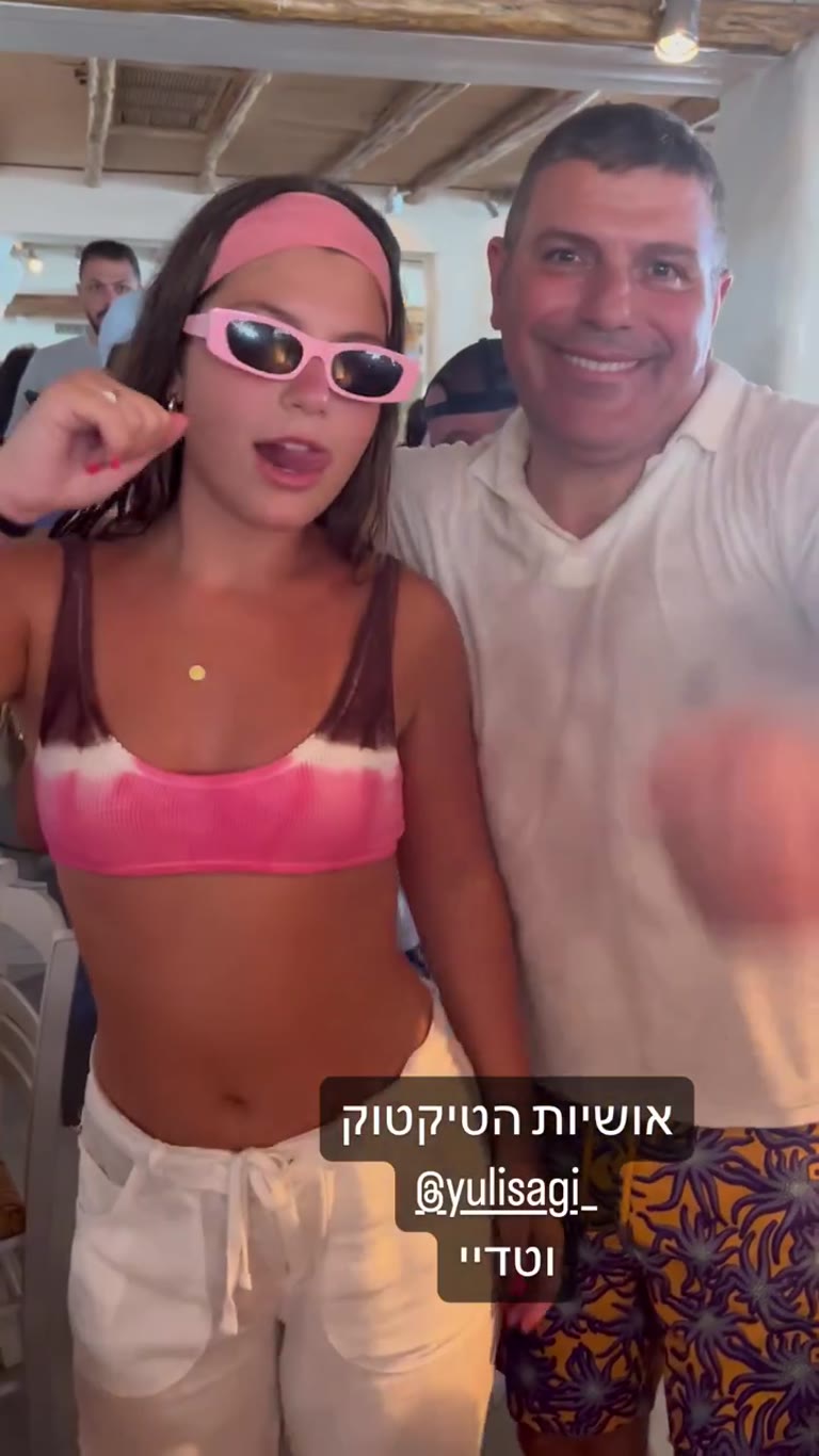פגישה עם אושיית הטיקטוק @yulisagi_ במיקונוס