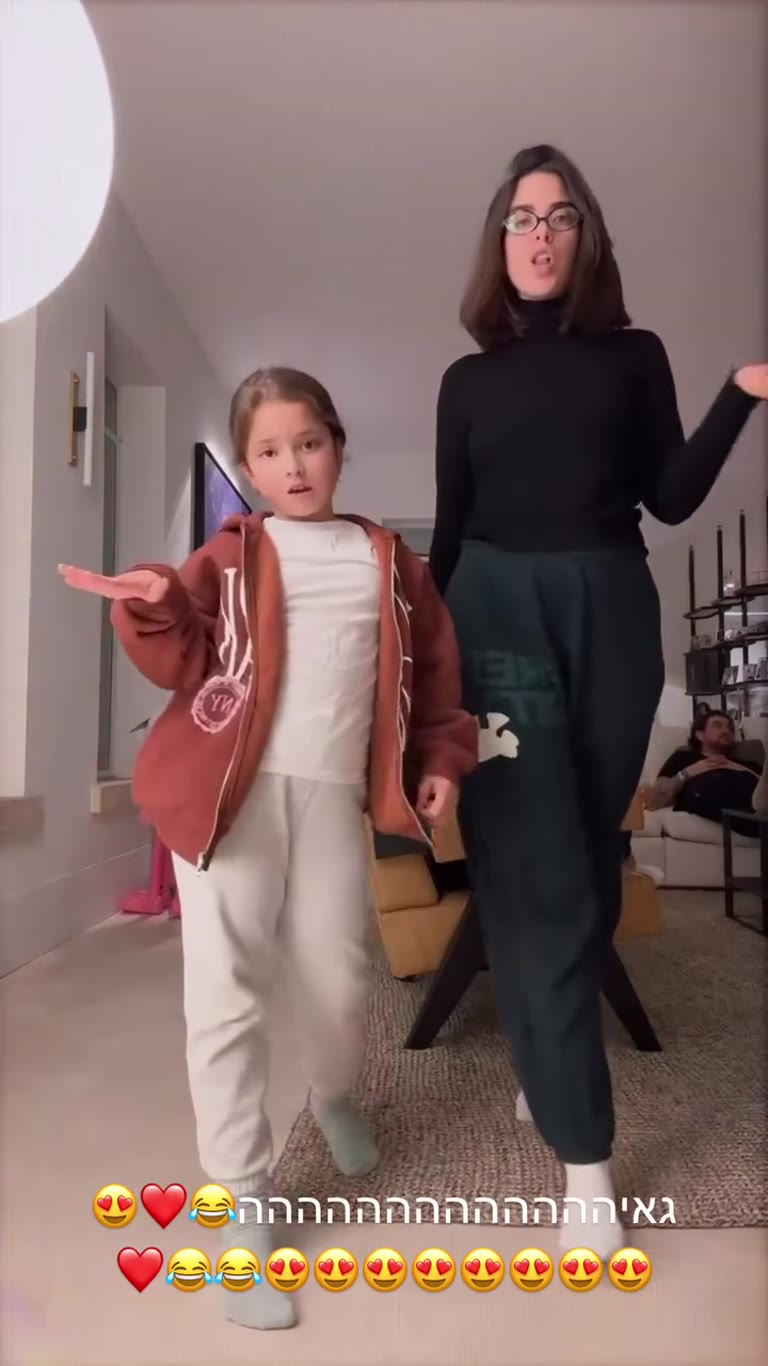 גאיה רוקדת בבית עם שיר "לא לפנות אלי"