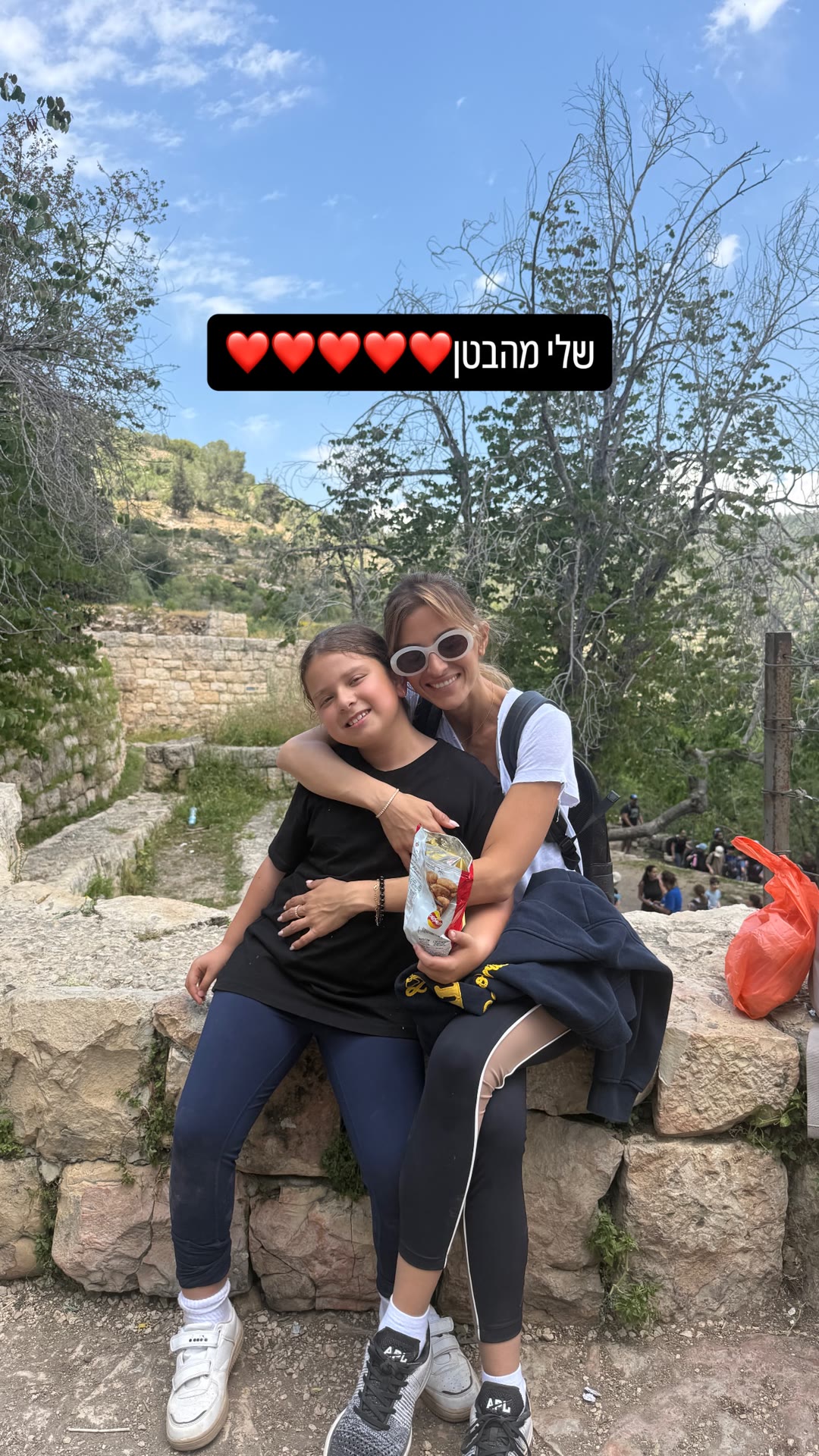 חיבוק עם הבת בטיול בטבע